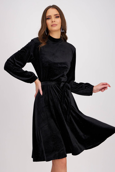 Őszi ruhák, Ruha fekete - StarShinerS bársonyból csillogó díszítések háromnegyedes harang alakú gumirozott derékrésszel - StarShinerS.hu