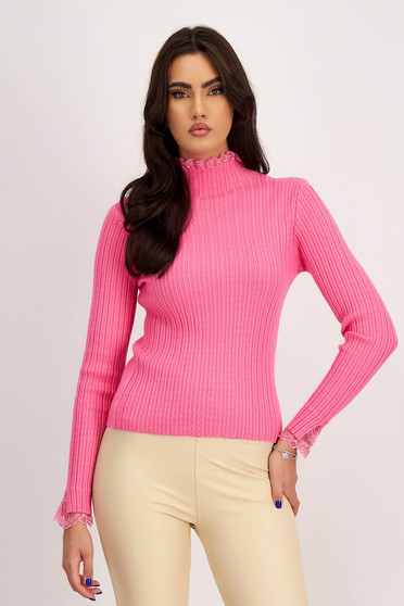 Casual pulóverek, Kötött szűk szabású pulóver - világos rózsaszín, csipke díszítéssel mandzsettánál és gallérnál - StarShinerS.hu