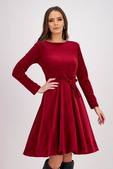 Piros ruhák, Ruha burgundy - StarShinerS bársonyból háromnegyedes harang alakú gumirozott derékrésszel övvel ellátva - StarShinerS.hu