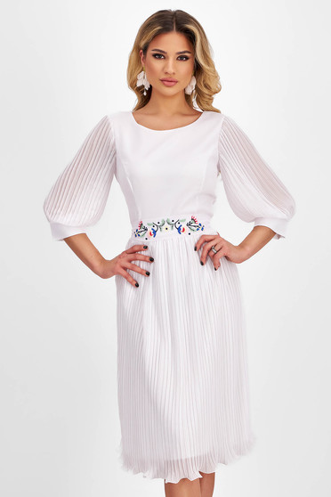 Elegáns ruhák, Fehér ruha - StarShinerS midi harang rakott, pliszírozott muszlin virágos hímzés - StarShinerS.hu