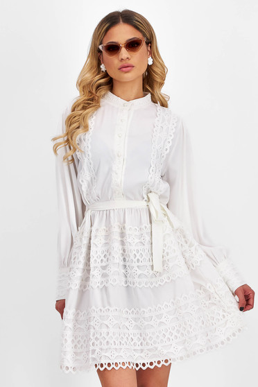 Nappali ruhák, Fehér ruha vékony anyag rövid bő szabású csipke díszítéssel övvel ellátva - StarShinerS.hu