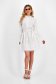 Fehér ruha vékony anyag rövid bő szabású csipke díszítéssel övvel ellátva 5 - StarShinerS.hu