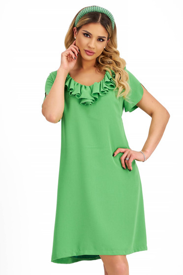 Zöld ruhák, Ruha zöld - StarShinerS rugalmas szövet egyenes fodrokkal a dekoltázs vonalánál - StarShinerS.hu