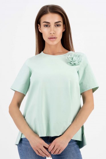 Női Pólók,  méret: L, Póló világos zöld pamutból készült bő szabású aszimetrikus virág alakú brossal - StarShinerS.hu