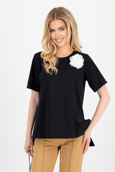 Casual trikók, Póló fekete pamutból készült bő szabású aszimetrikus virág alakú brossal - StarShinerS.hu