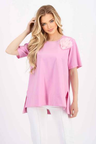 Női Pólók rövid ujjú, Póló világos rózsaszínű pamutból készült bő szabású aszimetrikus virág alakú brossal - StarShinerS.hu