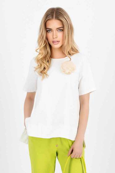 Női Pólók,  méret: L, Póló fehér pamutból készült bő szabású aszimetrikus virág alakú brossal - StarShinerS.hu
