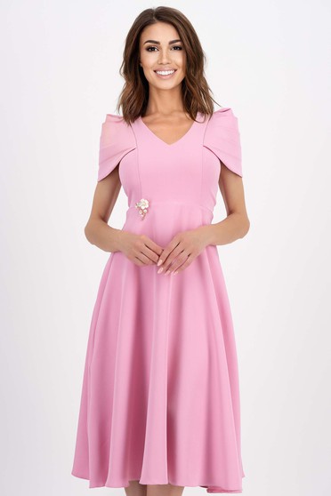 Nagy méretű ruhák pink,  méret: M, Ruha világos rózsaszínű - StarShinerS rugalmas szövet midi harang bross kiegészítővel - StarShinerS.hu