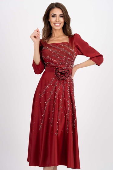 Nagy méretű ruhák piros midi,  méret: M, Ruha burgundy szaténból midi harang strassz köves díszítéssel virág alakú kiegészítő - StarShinerS.hu