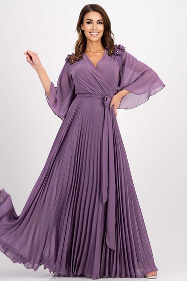 Nagy méretű ruhák,  méret: M, Ruha világos lila rakott, pliszírozott muszlin hosszú harang virágos díszekkel - StarShinerS.hu