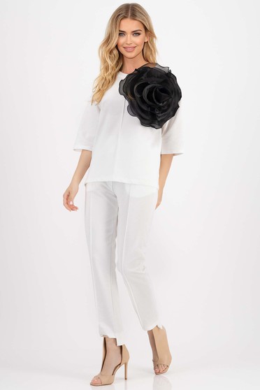 Női kosztüm fehér pamutból készült bő szabású virág alakú brossal