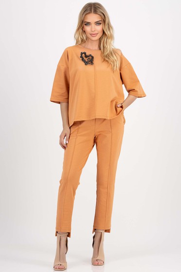 Női Ruhák,  méret: L, Női kosztüm narancssárga pamutból készült bross kiegészítővel strassz köves díszítéssel bő szabású - StarShinerS.hu