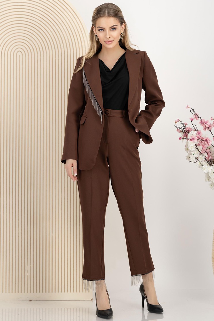 Barna, rugalmas szövetből készült, karcsúsított szabású kosztüm, fém rojtokkal díszítve - Rochii-Dama.ro