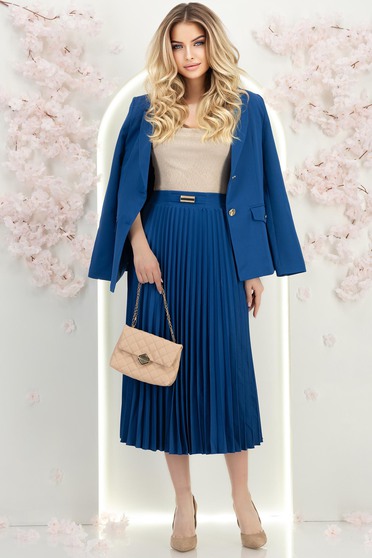 Rugalmas szövetből készült kék, midi hosszúságú, pliszírozott szoknya, A-vonalú szabással és fém kiegészítővel a deréknál – StarShinerS