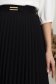 Rugalmas szövetből készült fekete, midi hosszúságú, pliszírozott szoknya, A-vonalú szabással és fém kiegészítővel a deréknál – StarShinerS 5 - StarShinerS.hu
