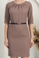 Mokka elasztikus anyagból készült rövid ruha, egyenes szabással és öv típusú kiegészítővel – StarShinerS 4 - StarShinerS.hu