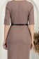 Mokka elasztikus anyagból készült rövid ruha, egyenes szabással és öv típusú kiegészítővel – StarShinerS 5 - StarShinerS.hu