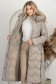 Bézs hosszú, testhezálló, vastag steppelt dzseki, kapucnival és levehető műszőrme betéttel 4 - StarShinerS.hu