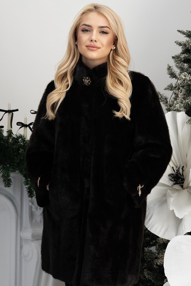 Barna műszőrméből készült kabát, oldalzsebekkel és magas nyakkal