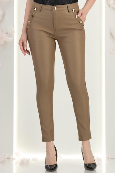 Bézs színű, hosszú, szűkített szabású műbőr nadrág díszgombokkal