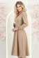 Bézs midi hosszúságú szövetruha harangszabással, virág alakú kitűzővel és zsebekkel 3 - StarShinerS.hu