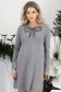 Szürke finom kötött anyagból készült rövid ruha egyenes szabással és elöl csillogó applikációkból készült masnival 1 - StarShinerS.hu