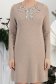 Bézs finom kötött anyagból készült rövid ruha egyenes szabással és elöl csillogó applikációkból készült masnival 5 - StarShinerS.hu