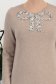 Bézs finom kötött anyagból készült rövid ruha egyenes szabással és elöl csillogó applikációkból készült masnival 4 - StarShinerS.hu