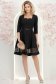 Rövid, fekete szövetruha harangszabással, csipkebetéttel és övvel - StarShinerS 3 - StarShinerS.hu