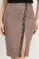 Mocha színű, térdig érő ceruzaszoknya díszítő pánttal és szegecsekkel – StarShinerS 5 - StarShinerS.hu