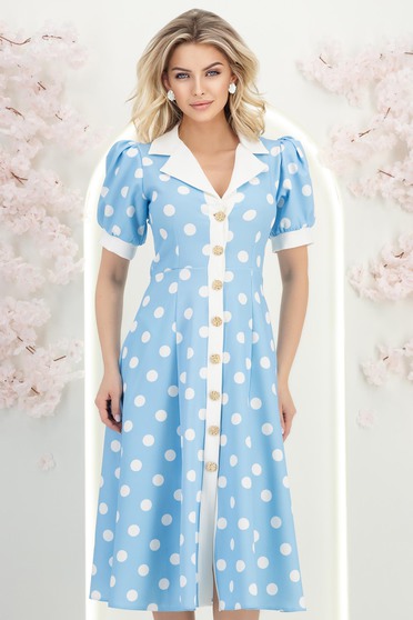 Világoskék pöttyös, középhosszú, harangszabású szövetruha aranyszínű díszgombokkal - StarShinerS