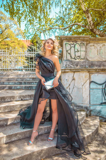 Fekete Ana Radu egy vállas tüll estélyi ruha