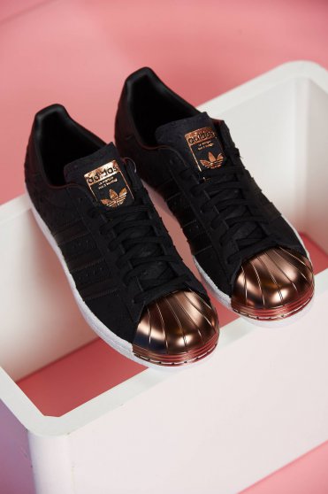 Fekete Adidas sport cipő fűzővel köthető meg originals superstar 80s