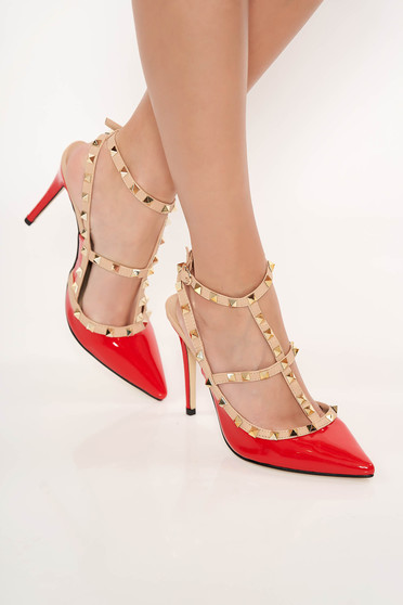 Piros magassarkú cipő fémes szegecsekkel