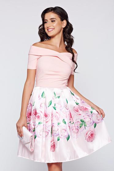 Rózsaszínű elegáns váll nélküli harang alakú ruha