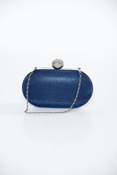 Kék táska hosszú lánc típusú pánt valamint rövid fémes jelleg