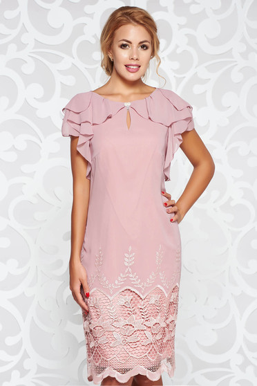 Rózsaszínű alkalmi egyenes ruha belső béléssel csipke díszítéssel fodros lenge anyagból