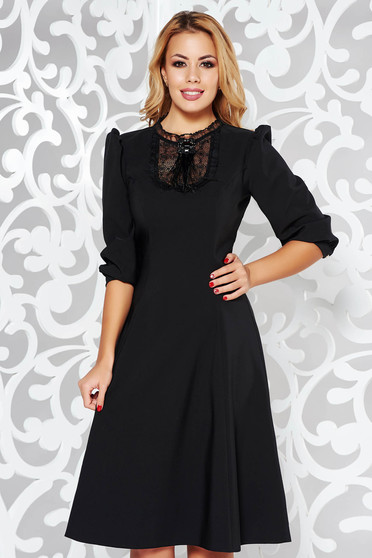 Fekete LaDonna elegáns harang ruha enyhén rugalmas szövet csipke díszítéssel bross kiegészítővel