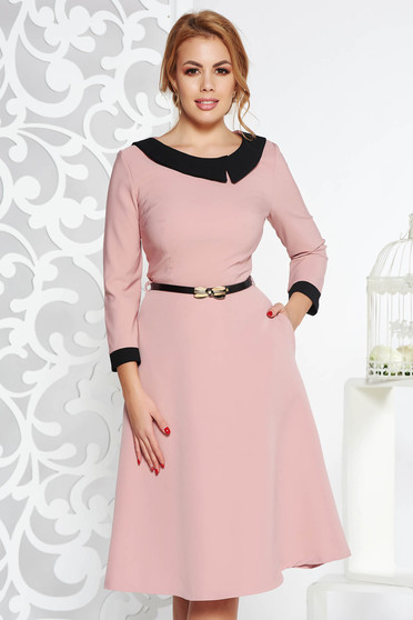 Rózsaszínű elegáns harang ruha enyhén rugalmas szövet öv típusú kiegészítővel