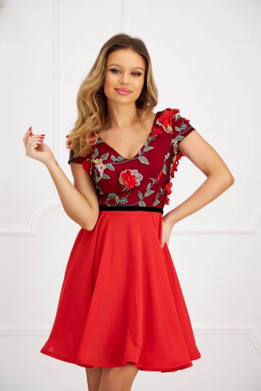 Piros ruhák, Piros StarShinerS alkalmi harang ruha fátyol anyag v-dekoltázzsal hímzett virágos díszekkel - StarShinerS.hu
