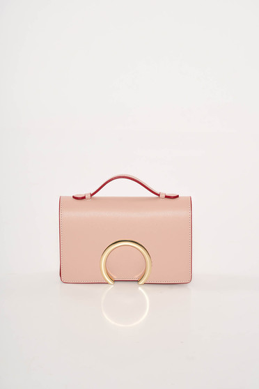 Rózsaszínű alkalmi bőr táska fémes kiegészítő