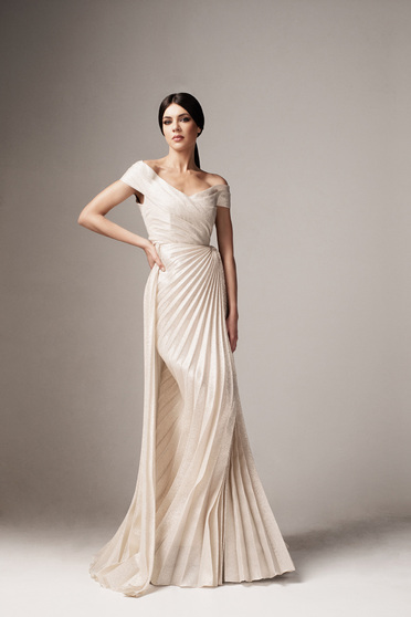 Luxus ruhák, Arany Ana Radu alkalmi hosszú szirén tipusú ruha v-dekoltázzsal a vállakon - StarShinerS.hu