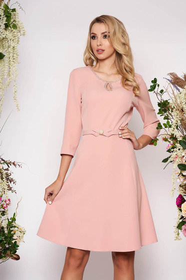 Pink elegáns harang ruha öv típusú kiegészítővel finom tapintásu anyagból kézzel készített részletek