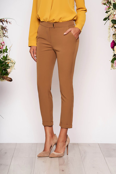 Barna szűk szabású elegáns nadrág zsebekkel