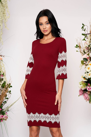 Burgundy elegáns rövid ceruza ruha háromnegyedes bővülő ujjakkal csipke díszítéssel kerekített dekoltázssal