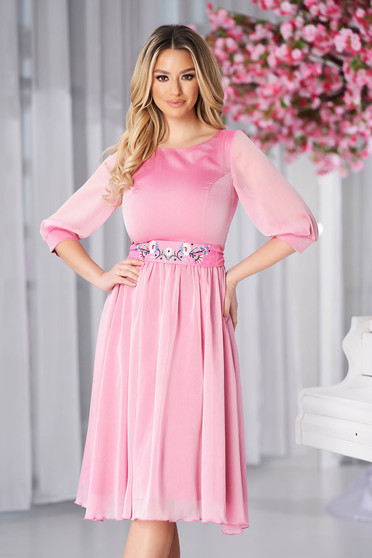 Anyós ruhák, Púder rózsaszínű StarShinerS alkalmi midi harang ruha háromnegyedes ujjakkal kerekített dekoltázssal szellős anyagból eltávolítható övvel - StarShinerS.hu
