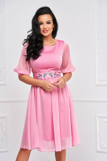 Anyós ruhák, Púder rózsaszínű StarShinerS alkalmi midi harang ruha háromnegyedes ujjakkal kerekített dekoltázssal szellős anyagból eltávolítható övvel - StarShinerS.hu