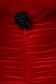 Piros bársony alkalmi ceruza ruha hosszú ujjakkal virág alakú kiegészítővel 4 - StarShinerS.hu