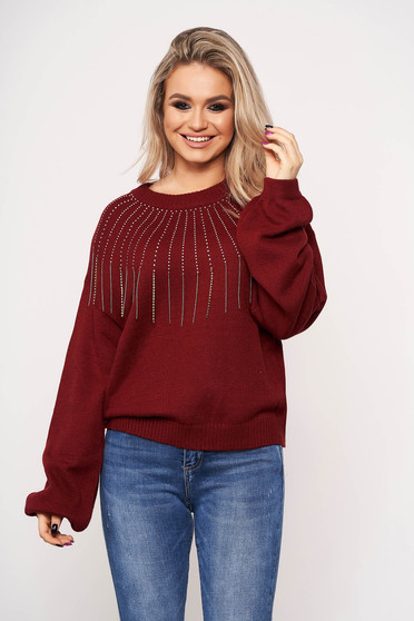 Burgundy casual pulóver hosszú ujjakkal strassz köves díszítéssel kerekített dekoltázssal és lánccal