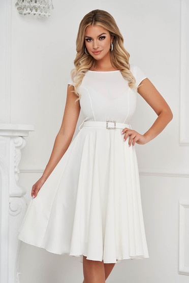 Polgári esküvői ruhák, Fehér StarShinerS elegáns midi ruha szövetből öv kiegészítővel van ellátva - StarShinerS.hu